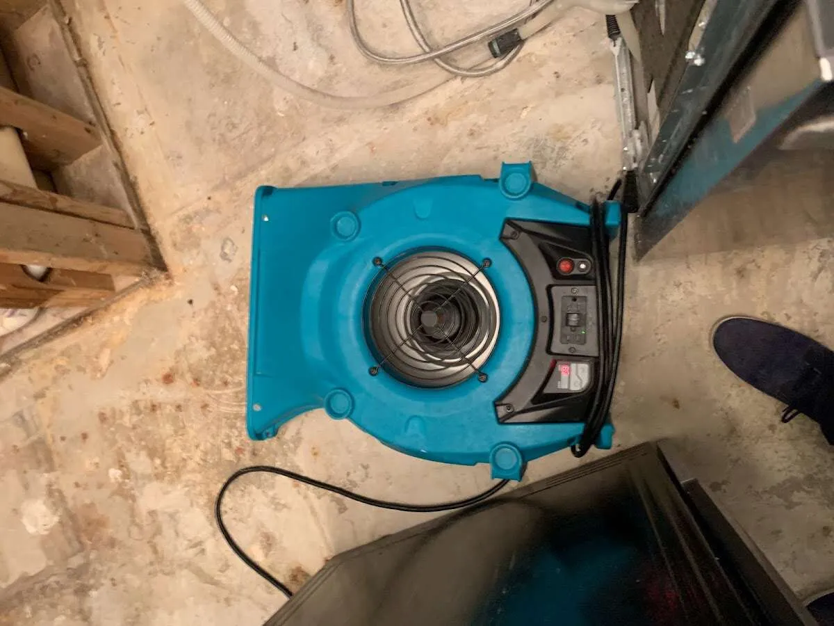 Air mover drying equipment for Mold Remediation & Removal in North Miami Beach